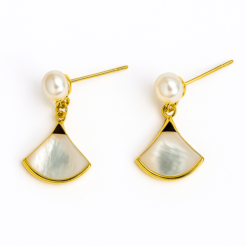 Gratie si prospetime – Cercei cu scoica sculptata si perla de cultura