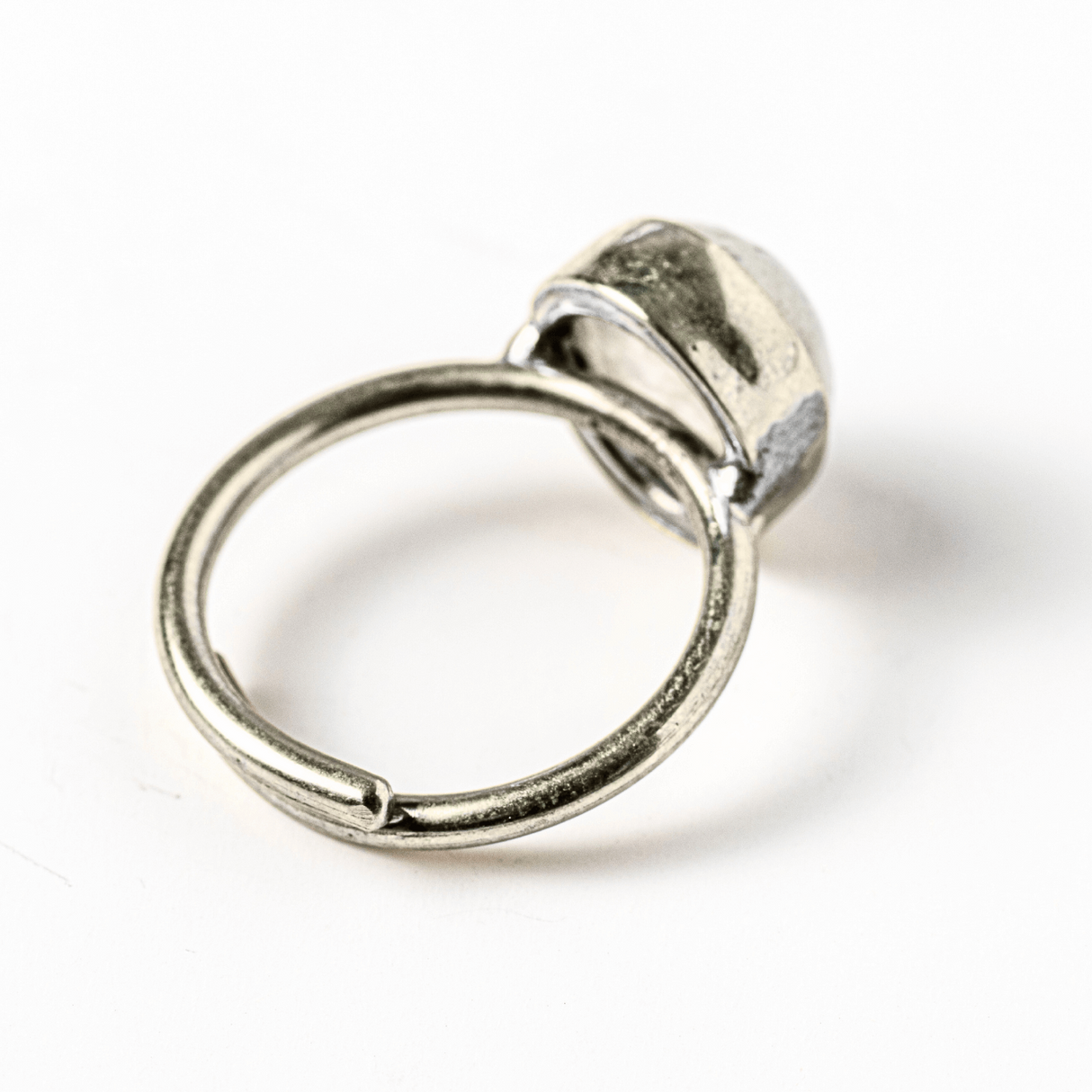 Inel Reglabil Argintiu cu Piatra Lunii Curcubeu – Intuitie si Liniste