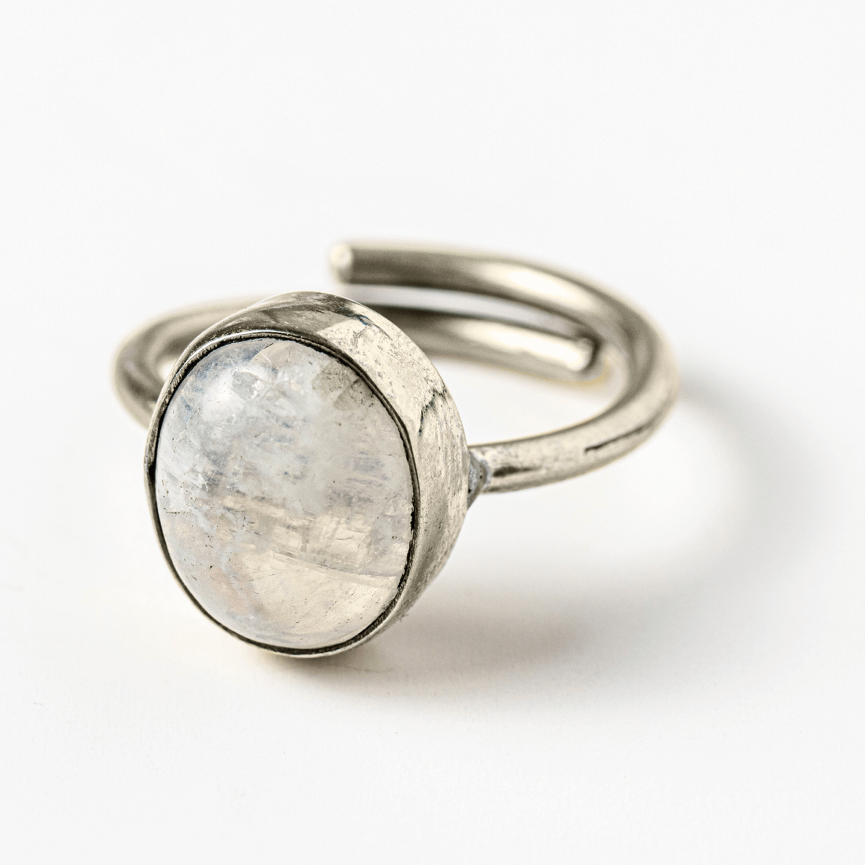 Inel Reglabil Argintiu cu Piatra Lunii Curcubeu – Intuitie si Liniste