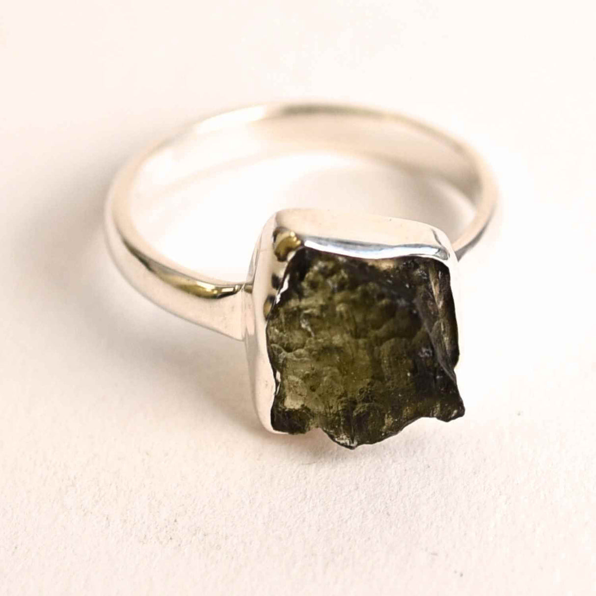 Inel argint 925 cu moldavit natural – Protectie si evolutie spirituala