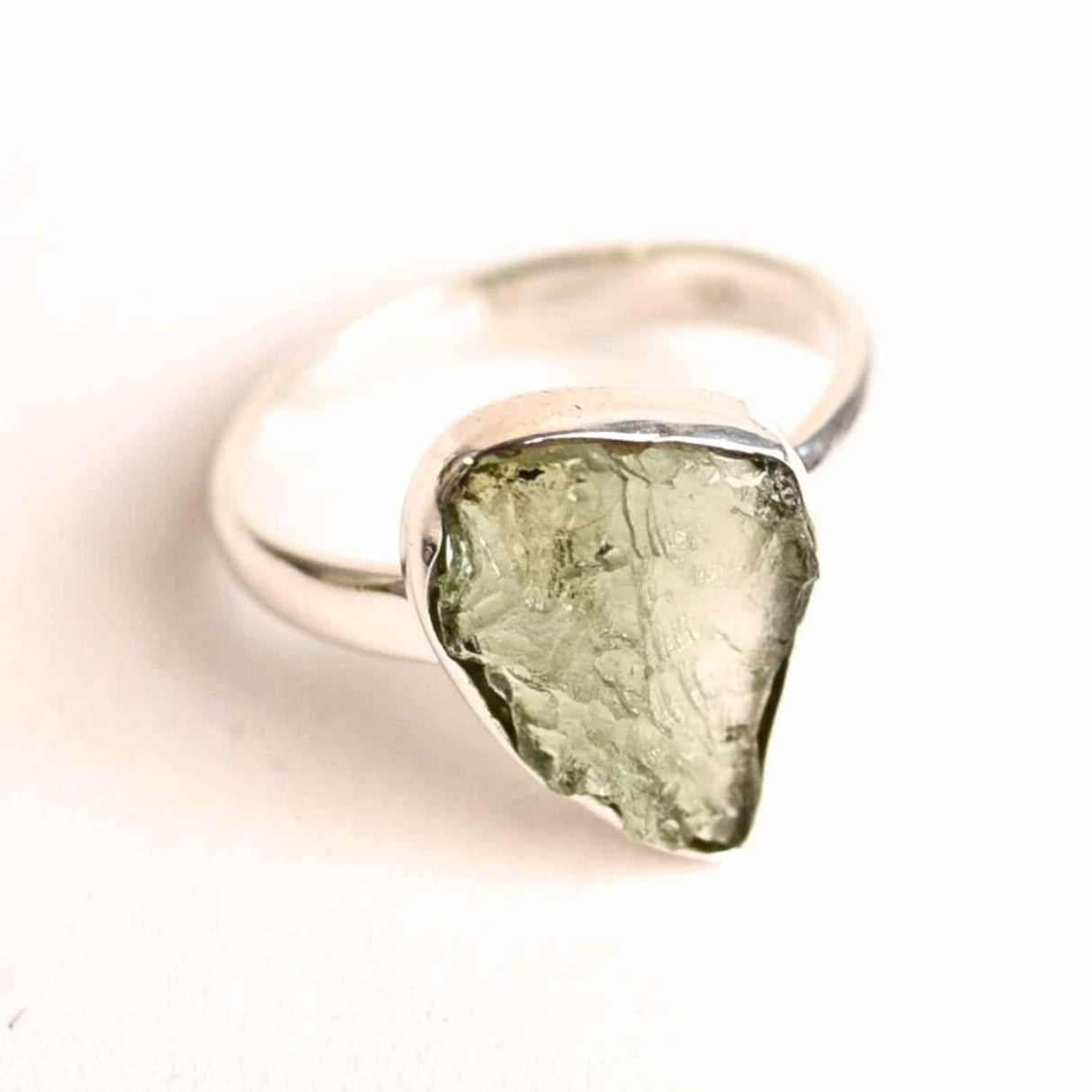 Inel cu Moldavit natural si montura argint 925– Claritate mentala si putere personala