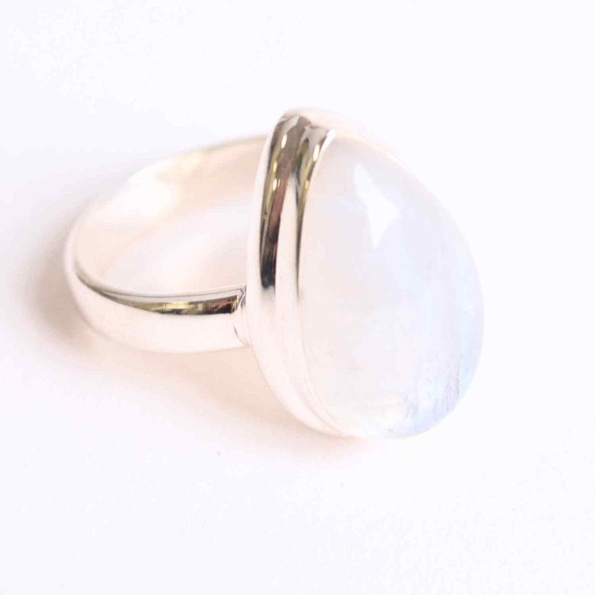 Inel cu Piatra Lunii si montura din Argint 925 – Intuitie Sporita si Echilibru Emotional