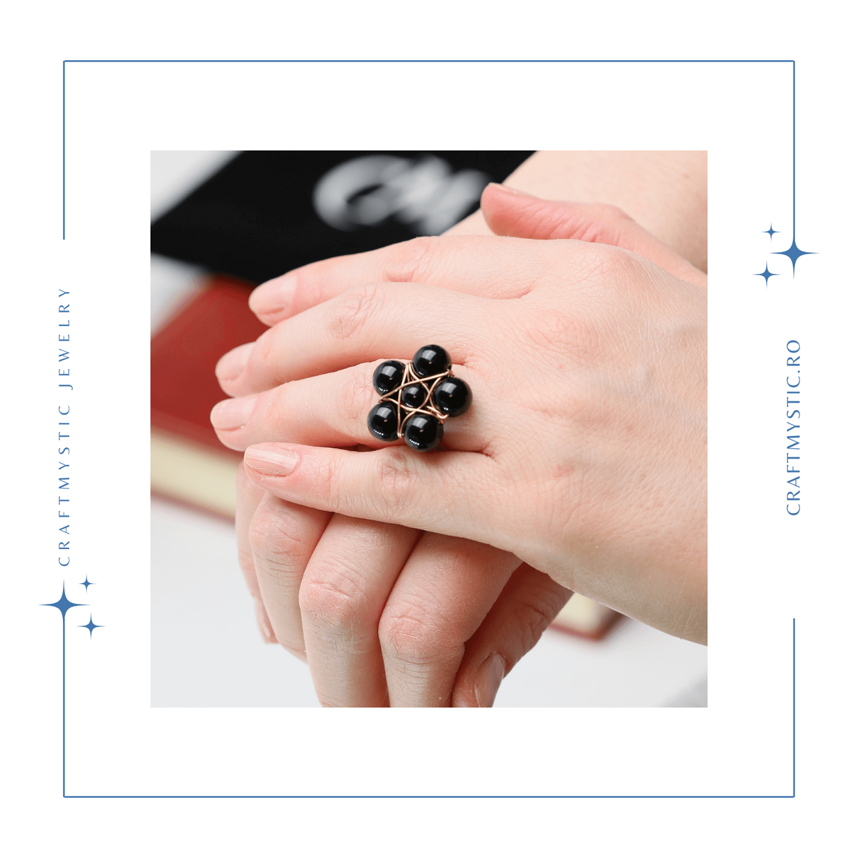 Inel Model Floare Metal Auriu cu Pietre din Obsidian