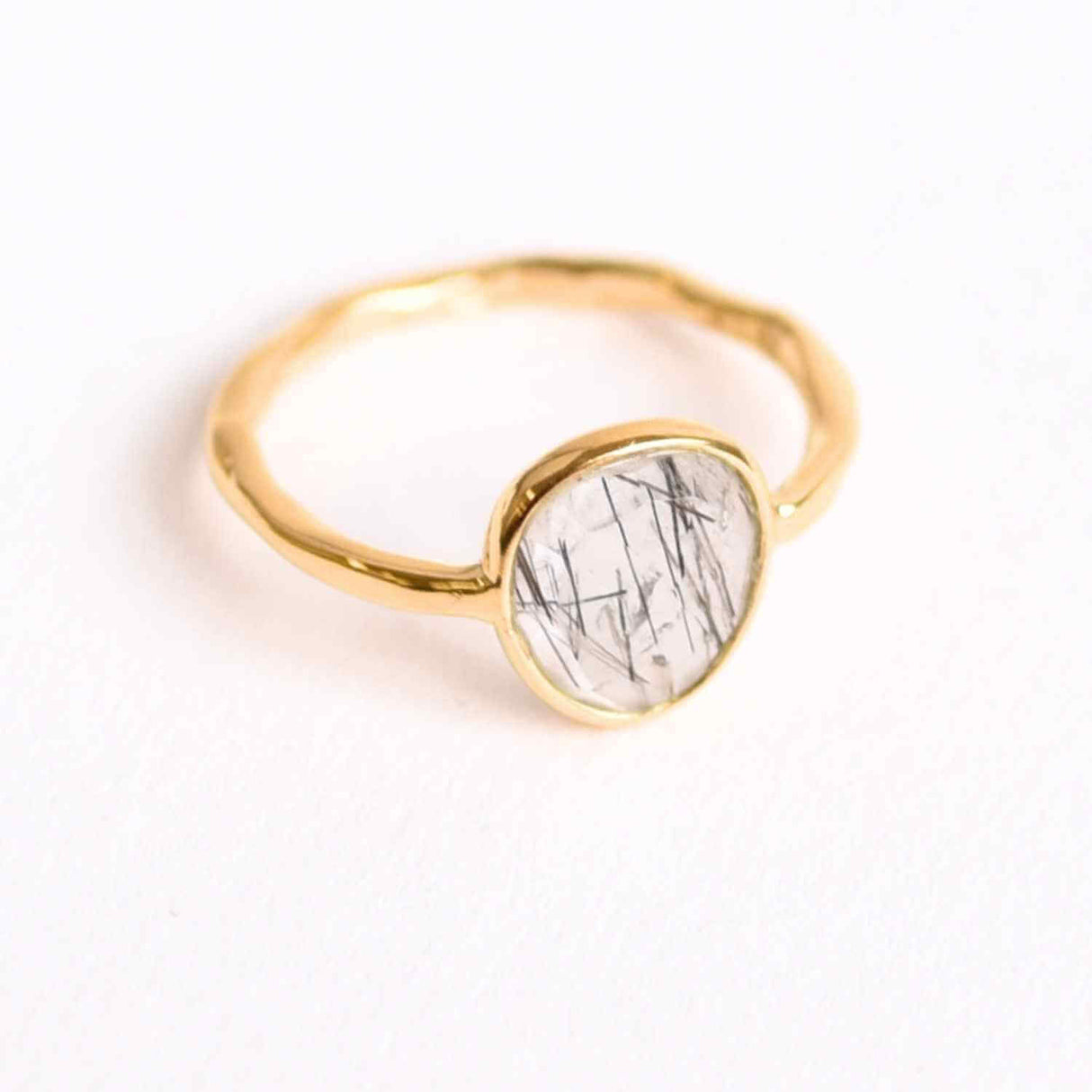 Inel cu Cuart Turmalinat Fatetat din Argint 925 placat cu Aur de 18K – Protectie Energetica si Claritate Interioara