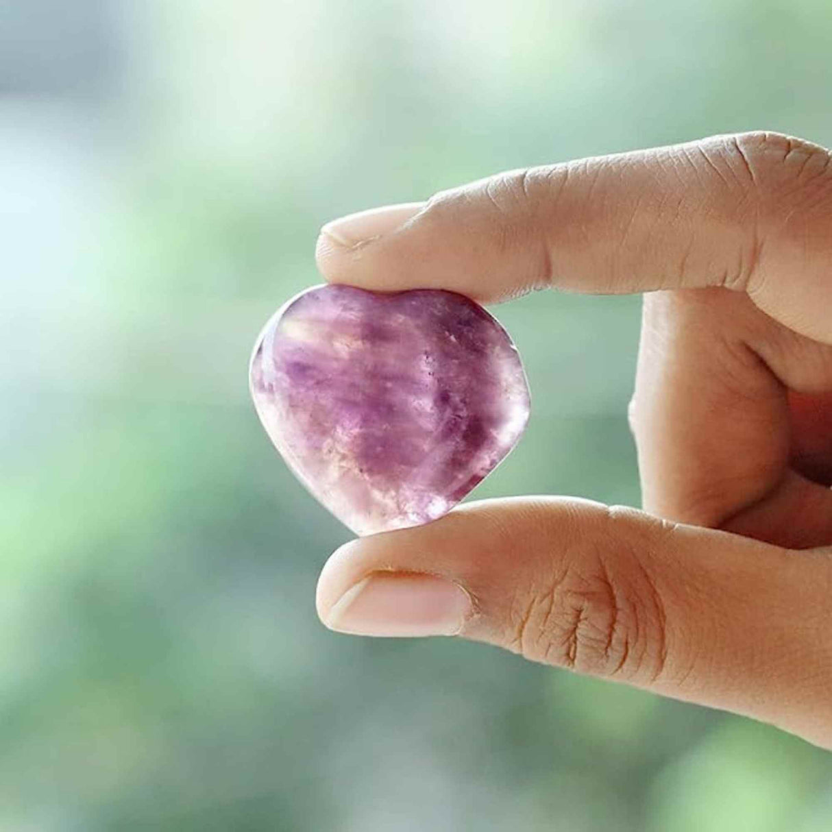 Inimioara din cristal Ametist 3 cm si saculet satin inclus