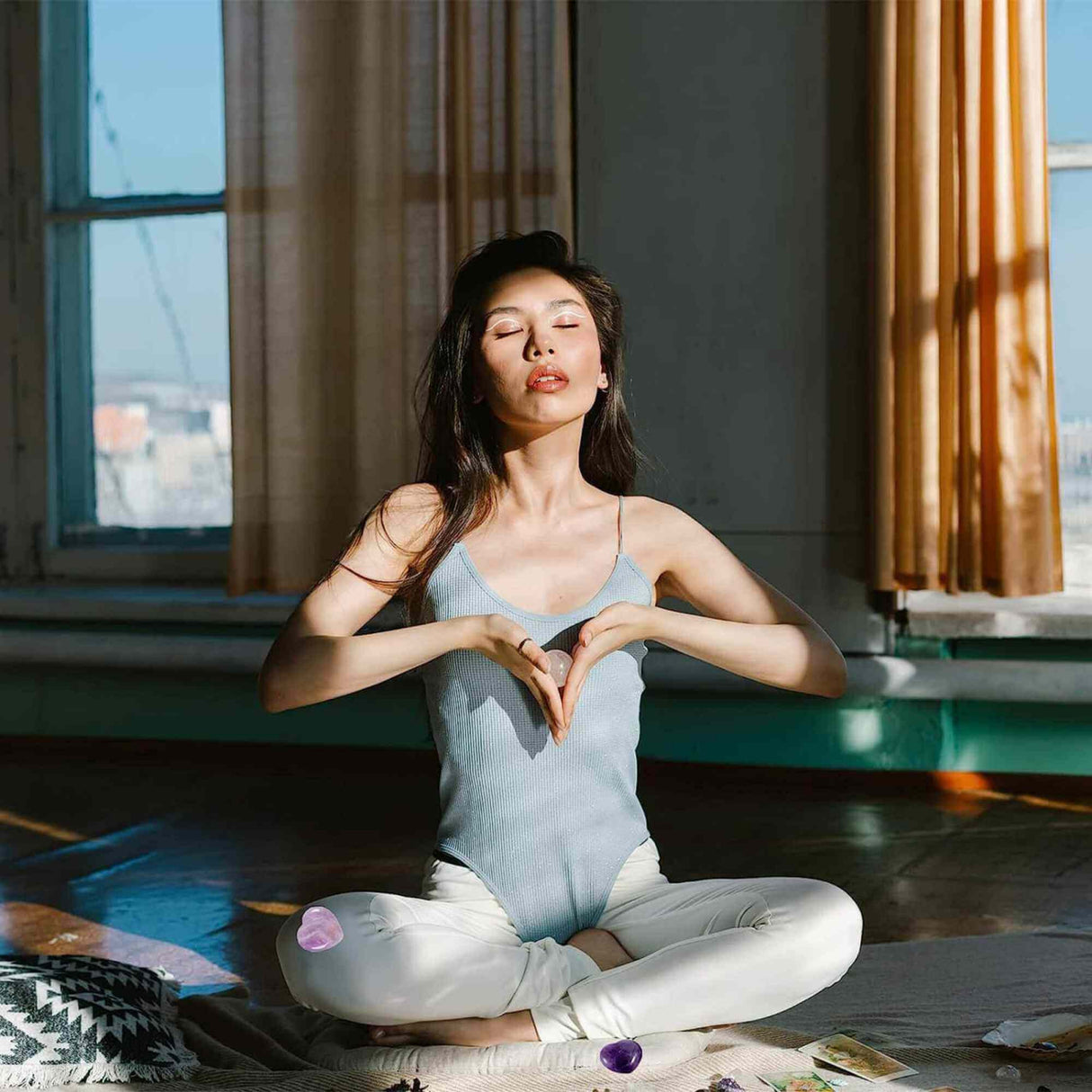 Inimioara din cristal Ametist 3 cm si saculet satin inclus