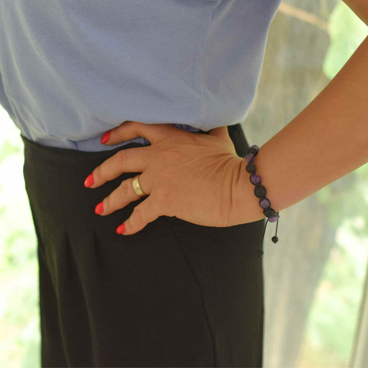 Bratara lucrata manual cu cristale 8mm naturale de ametist si roca vulcanica - Pentru femei protectie energetica pentru noroc si echilibru