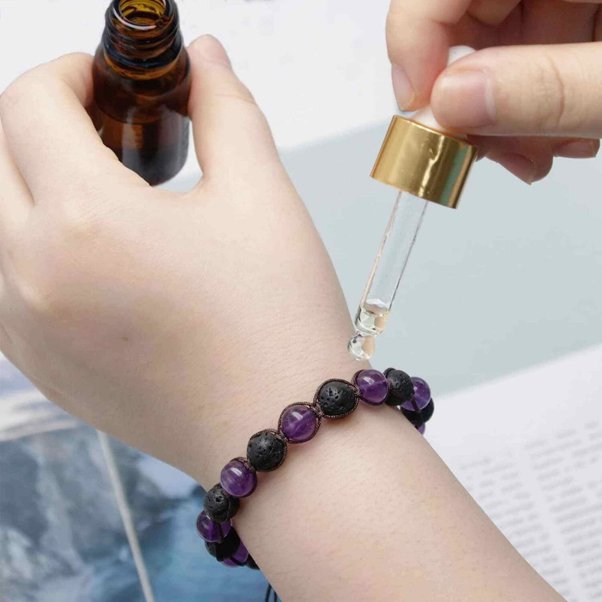 Bratara lucrata manual cu cristale 8mm naturale de ametist si roca vulcanica - Pentru femei protectie energetica pentru noroc si echilibru