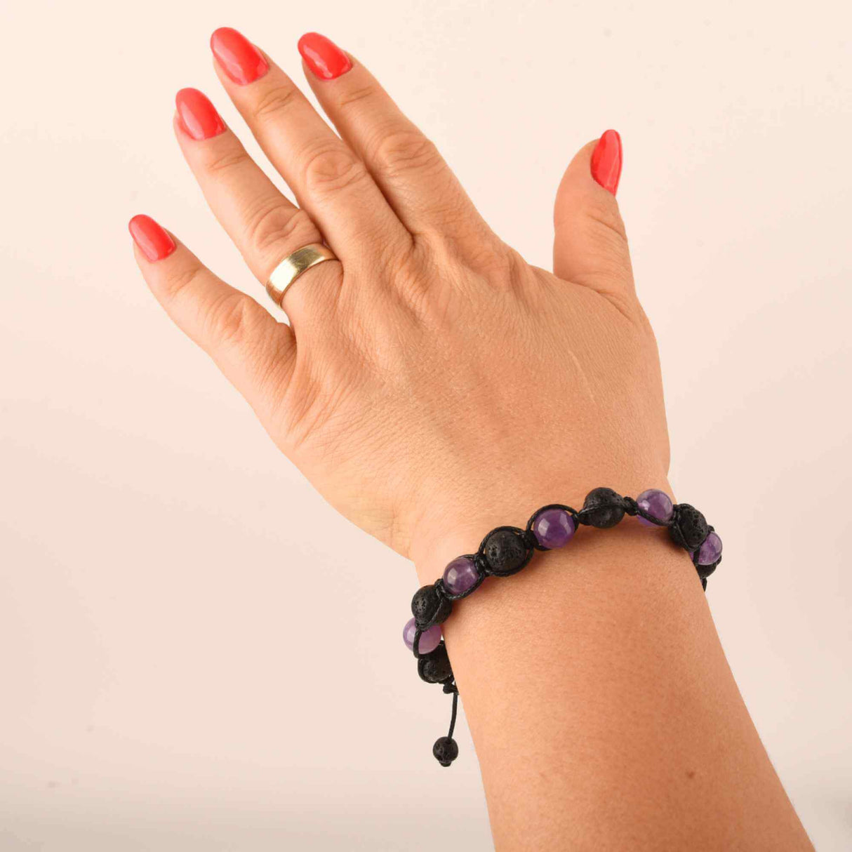 Bratara lucrata manual cu cristale 8mm naturale de ametist si roca vulcanica - Pentru femei protectie energetica pentru noroc si echilibru