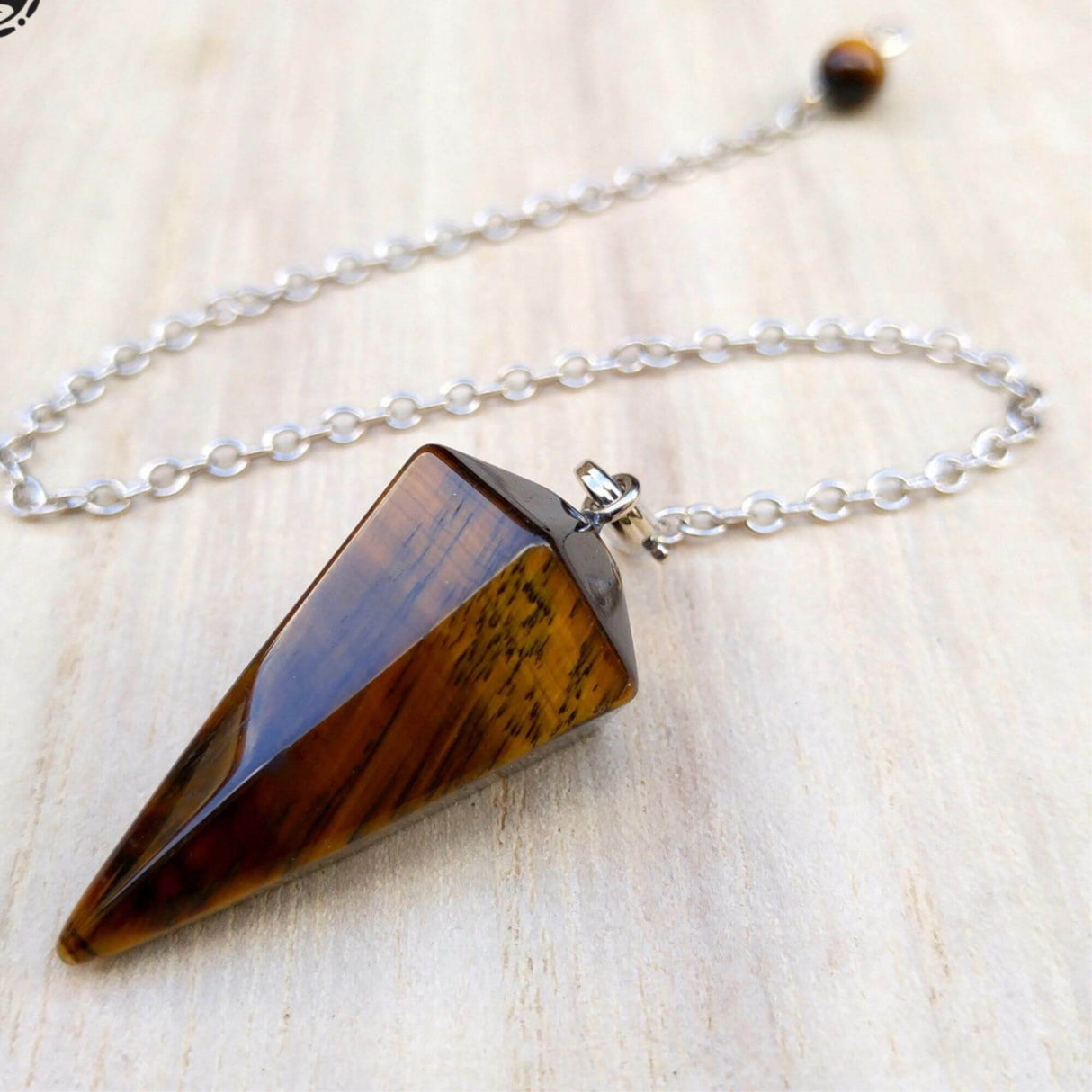 Pendul cu varf hexagonal din piatra naturala semipretioasa ochi de tigru