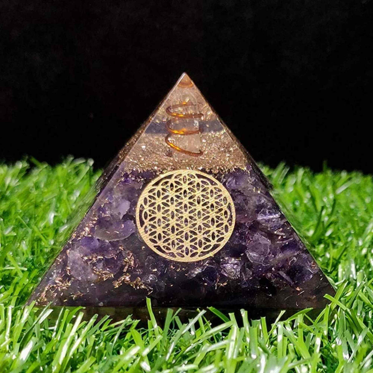 Piramida Orgonica cu cristal Ametist si simbolul floarea vietii 8 cm – Pentru energie, vindecarea reiki, echilibrarea chakrelor