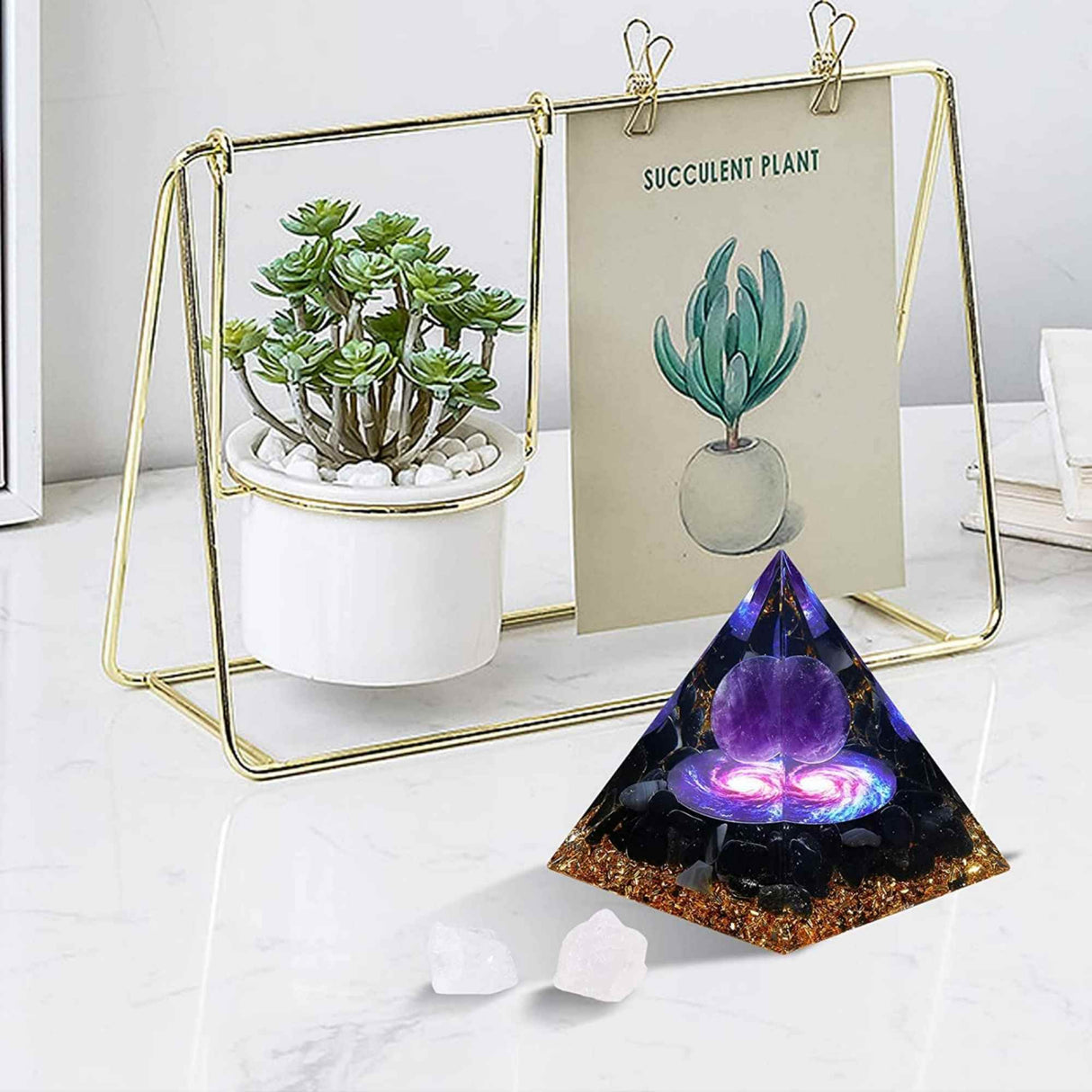 Piramida Orgonica cu cristale vindecatoare de Ametist, Obsidian, foita aurie, rasina naturala si sfera din cristal ametist 8 cm – pentru energie pozitiva si reducerea stresului