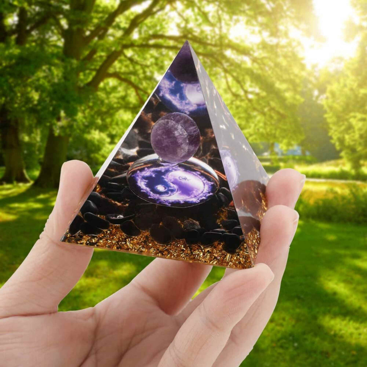 Piramida Orgonica cu cristale vindecatoare de Ametist, Obsidian, foita aurie, rasina naturala si sfera din cristal ametist 8 cm – pentru energie pozitiva si reducerea stresului
