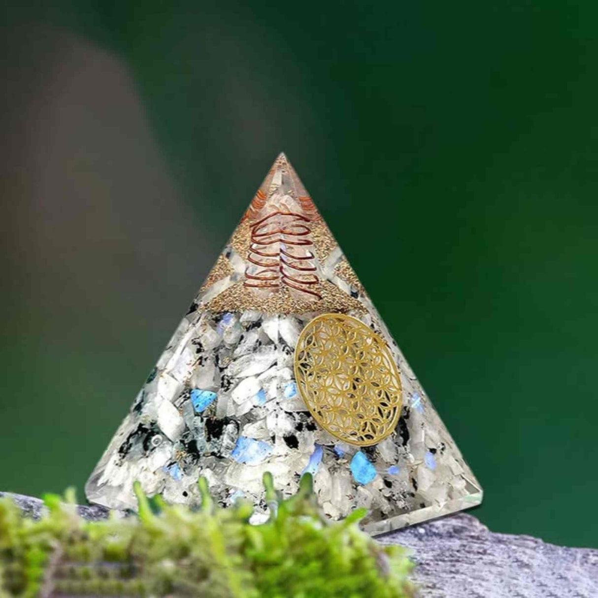 Piramida Orgonica cu Piatra lunii curcubeu si simbolul floarea vietii 8 cm – incurajeaza speranta, sensibilitatea, intuitia si abilitatile psihice