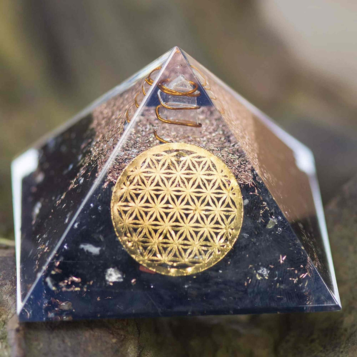 Piramida Orgonica cu Turmalina neagra si simbolul floarea vietii 8 cm – pentru meditatie si trezirea spiritualitatii si a abilitatilor interioare