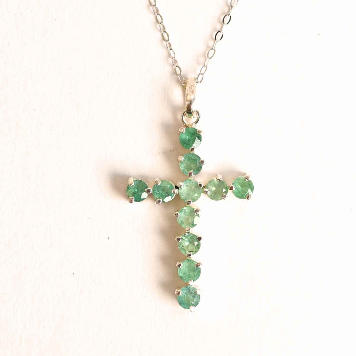 Rafinament Natural si Echilibru Emotional – Colier Cruce cu Smarald si Argint 925