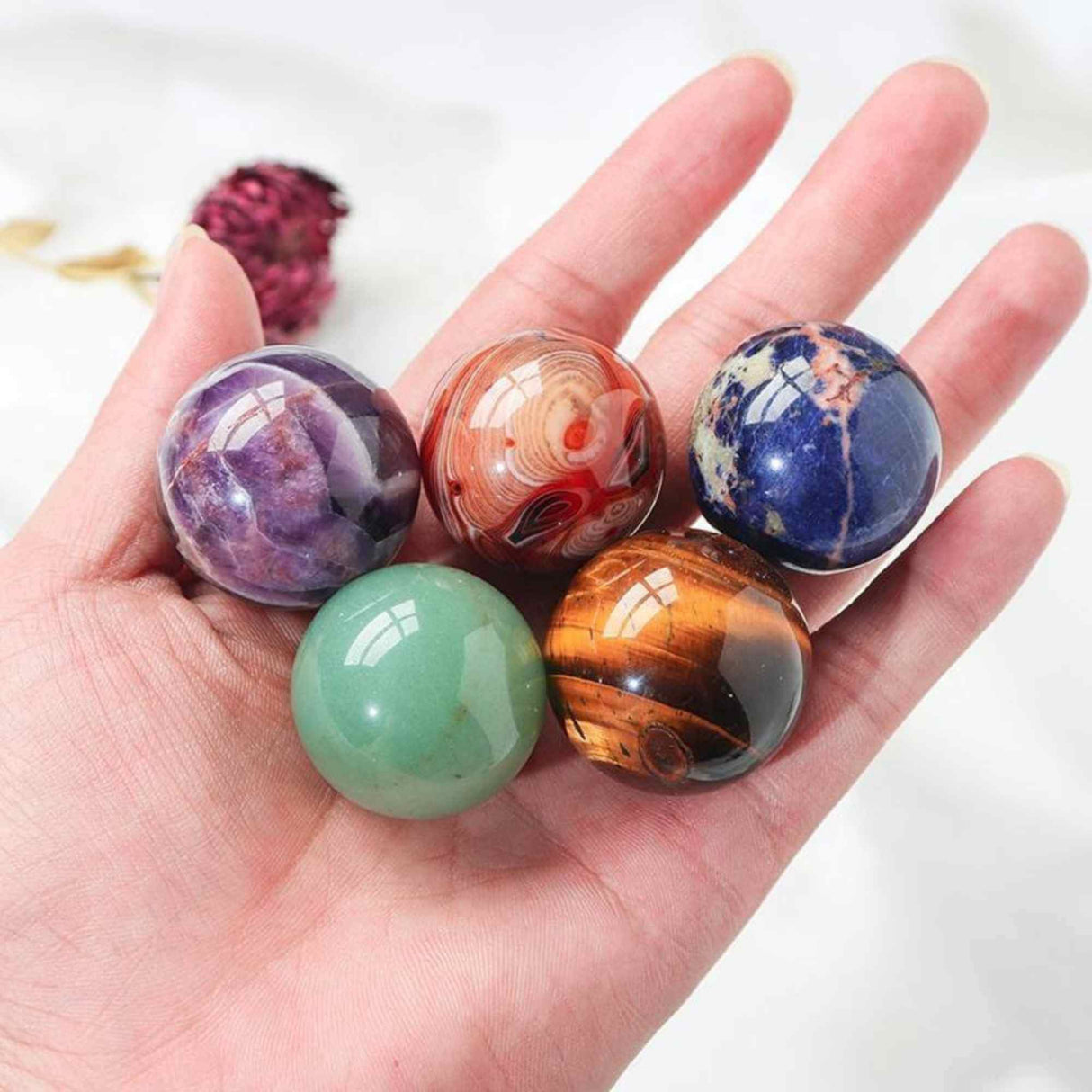 Set 9 sfere din cristale naturale sempretioase in cutie cadou – Pentru decor feng shui, meditatie, astrologie