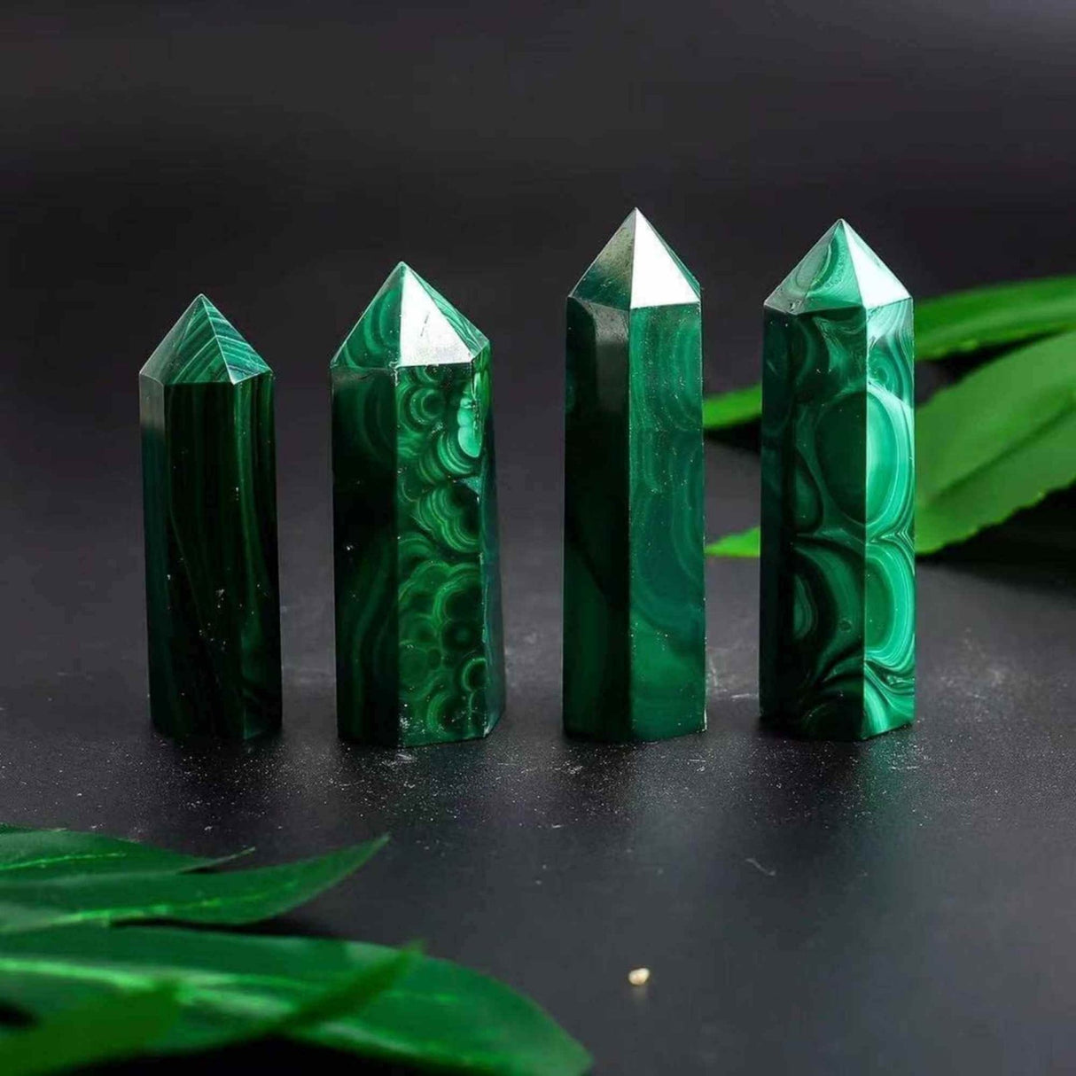 Turn din cristal natural Malachit 6-7 cm: Energie purificatoare si transformarea vietii tale