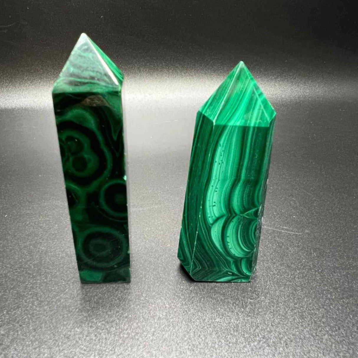 Turn din cristal natural Malachit 6-7 cm: Energie purificatoare si transformarea vietii tale