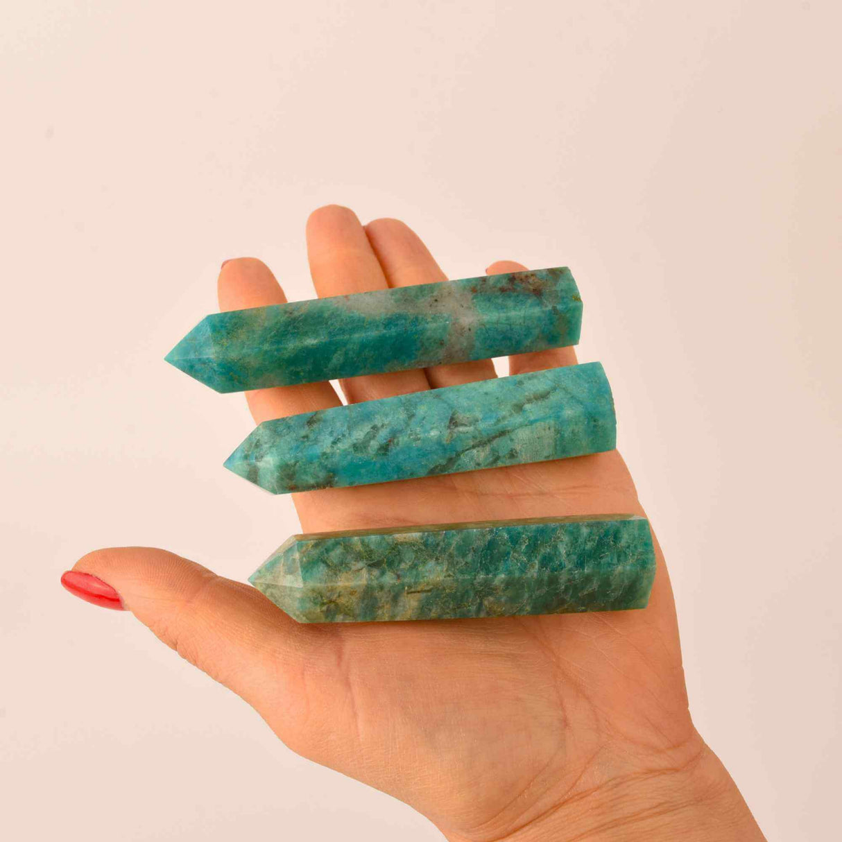 Turn din cristal natural Amazonit 9-10 cm: Armonie, echilibru si protectie intr-o singura piatra semipretioasa