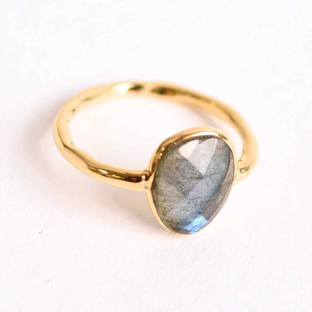 Inel cu Labradorit Fatetat din Argint 925 placat cu Aur de 18K – Intuitie Amplificata Si Protectie Energetica