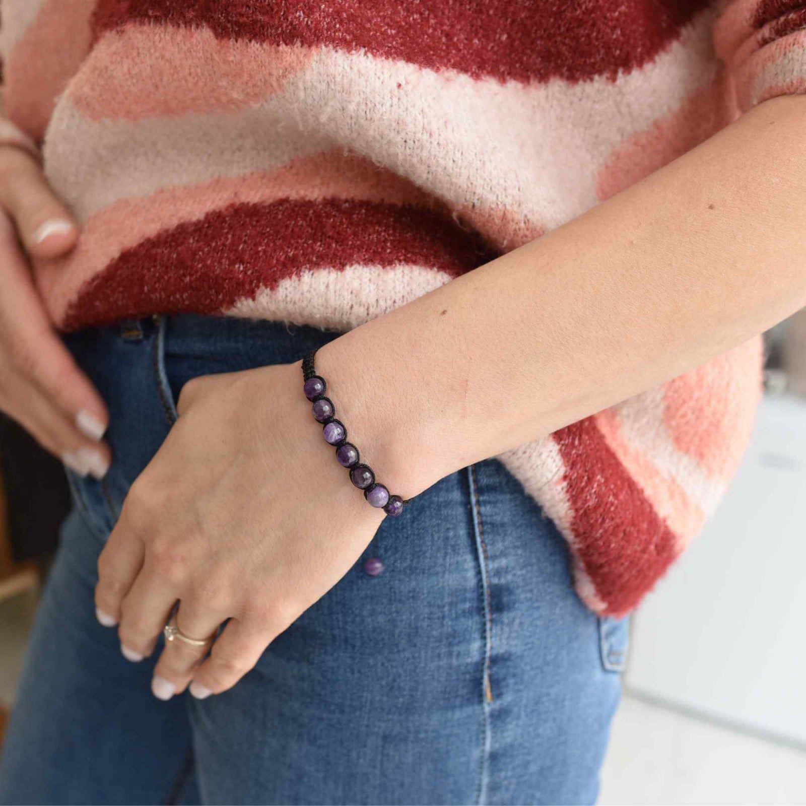 Bratara Handmade Reglabila cu Margele 6mm Rotunde de Ametist si Ciucuri Macrame