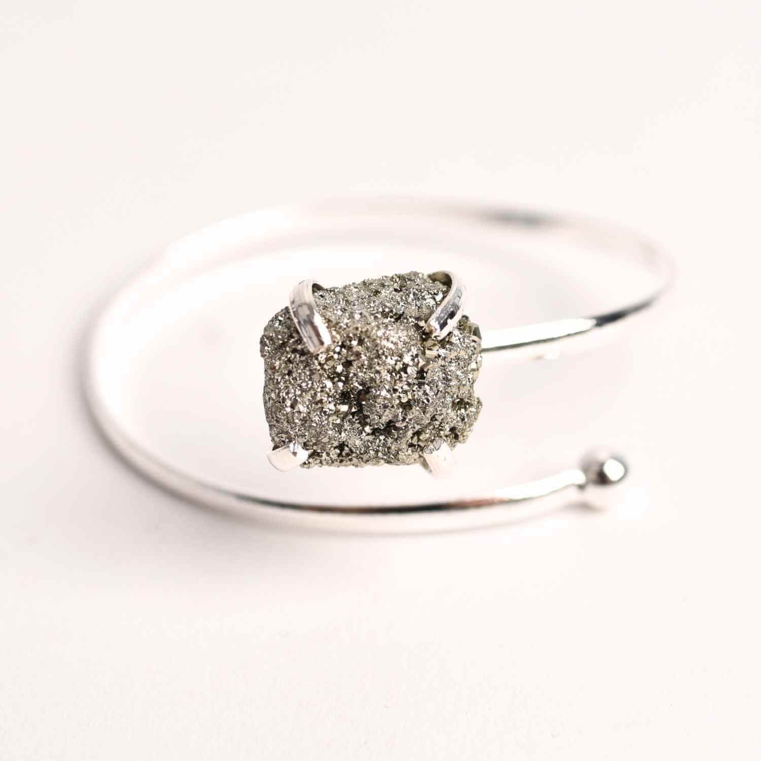 Bratara Metalica Argintie cu Piatra de Pirita, Eleganta si Prosperitate