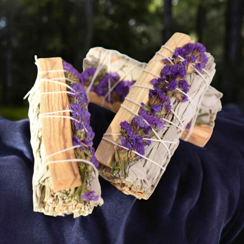 Buchet Salvie Alba California, Palo Santo si Garofite Mov/ Sinuata – Energie Pozitiva si Eleganta