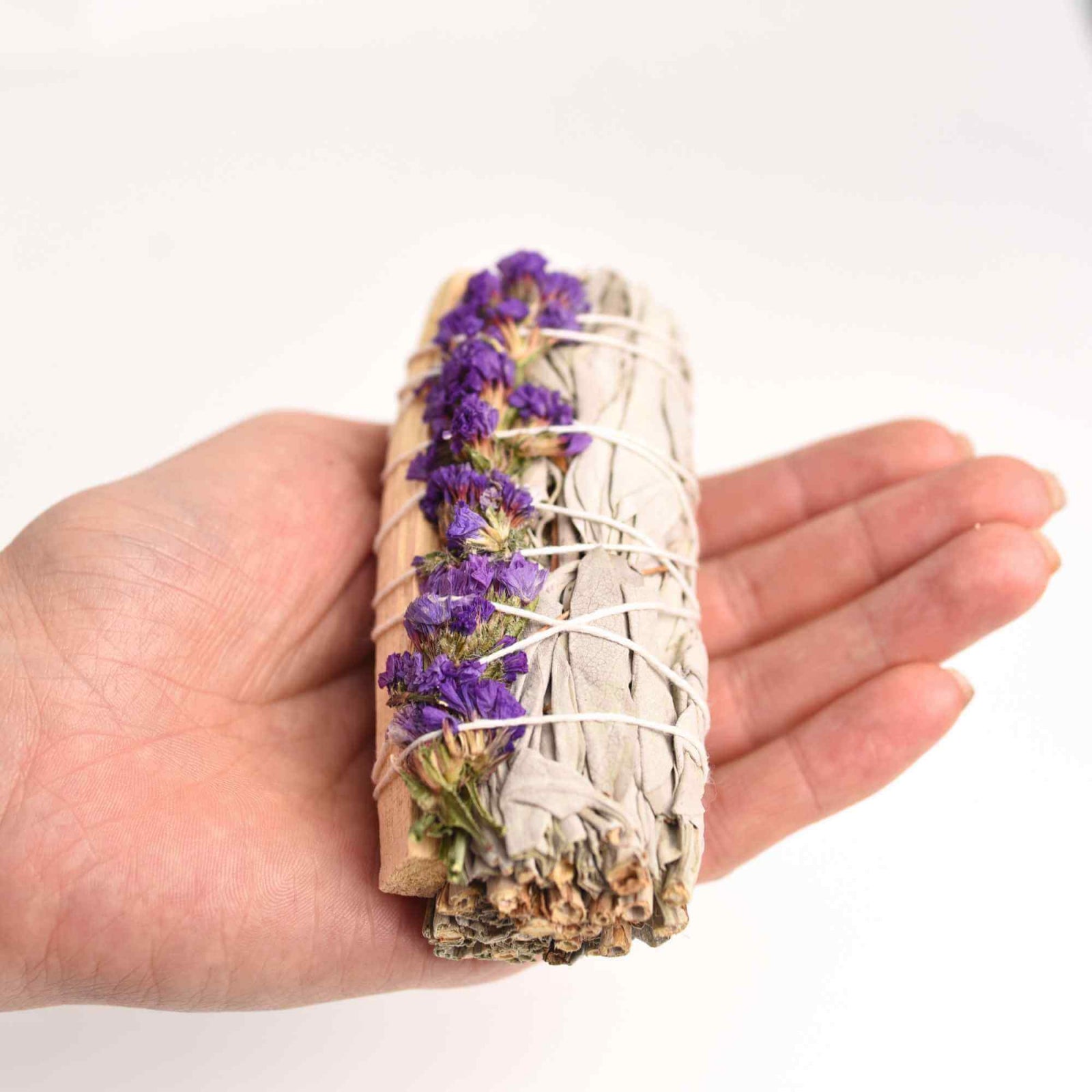 Buchet Salvie Alba California, Palo Santo si Garofite Mov/ Sinuata – Energie Pozitiva si Eleganta
