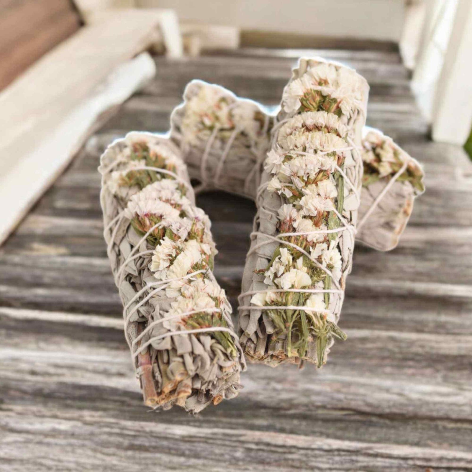 Buchet Salvie Alba California cu Flori Albe de Garofite / Sinuata– Purificare si Armonie