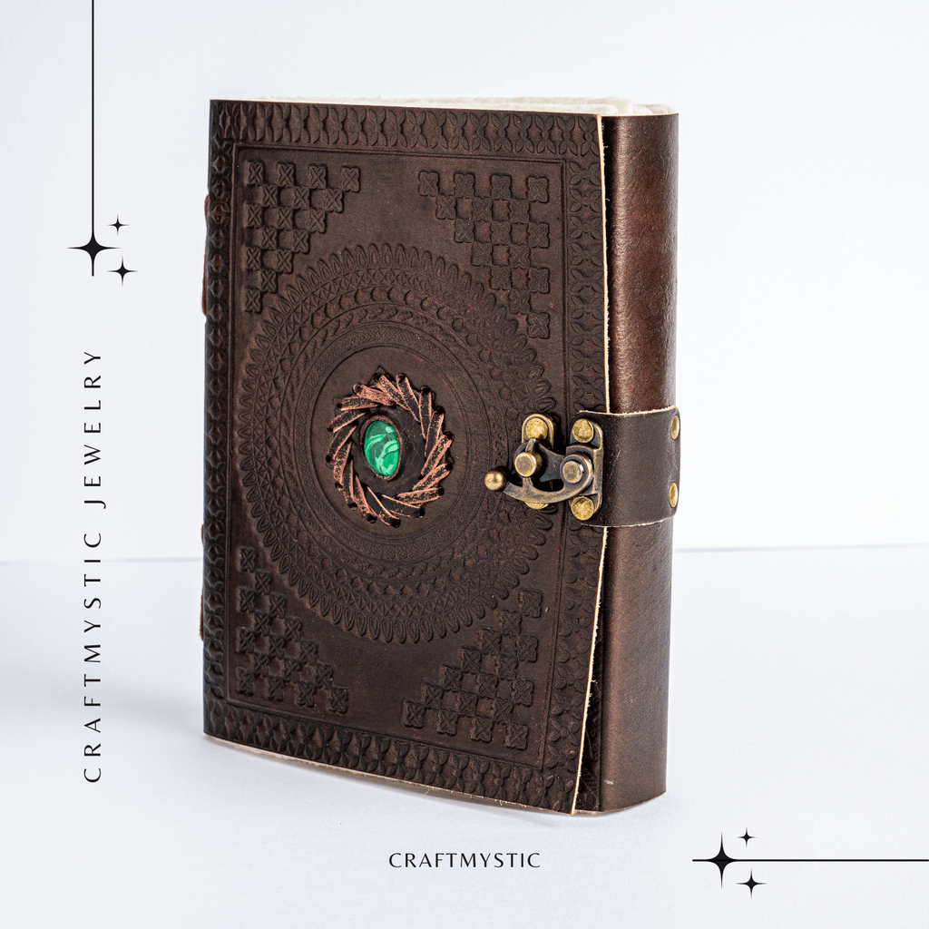 Jurnal din piele naturala cu piatra Malachit – Talisman pentru echilibru si claritate interioara