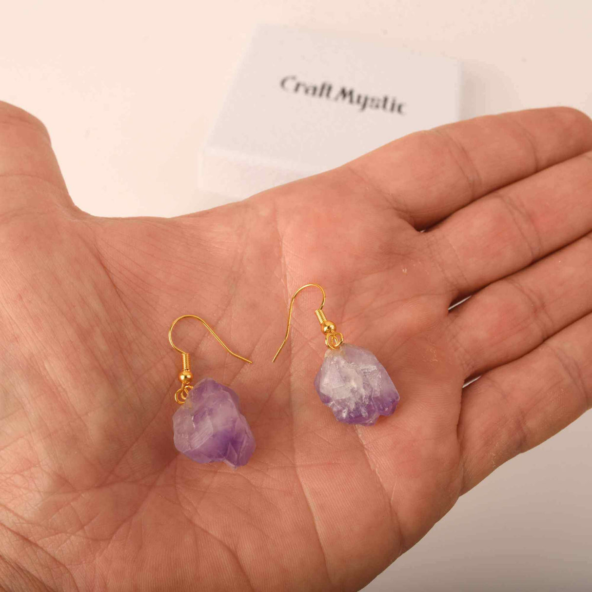 Cercei cu cristal vindecator ametist brut pentru femei | Bijuterii cu metal placat auriu pentru constientizare si pace spirituala