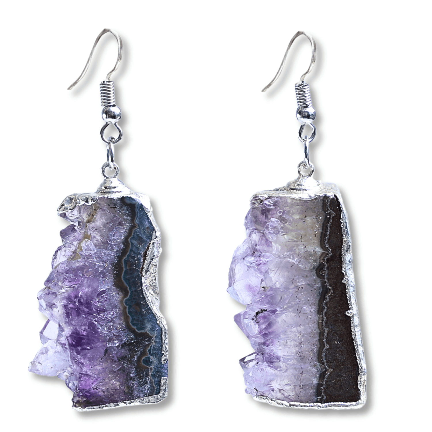 Descopera acum cum acesti cercei unici cu Ametist druzy pot aduce calm si echilibru spiritual in viata ta. Cadoul Perfect pentru Cei Dragi: Acești cercei eleganți cu piatră naturală de Ametist druzy în formă neregulată sunt cadoul ideal pentru persoanele care apreciază bijuteriile unice și pline de semnificație. Sunt potriviți pentru aniversări, sărbători sau orice ocazie specială, oferind un simbol al păcii și echilibrului interior. Beneficiile Ametistului: Ametistul druzy este cunoscut pentru capacitatea 