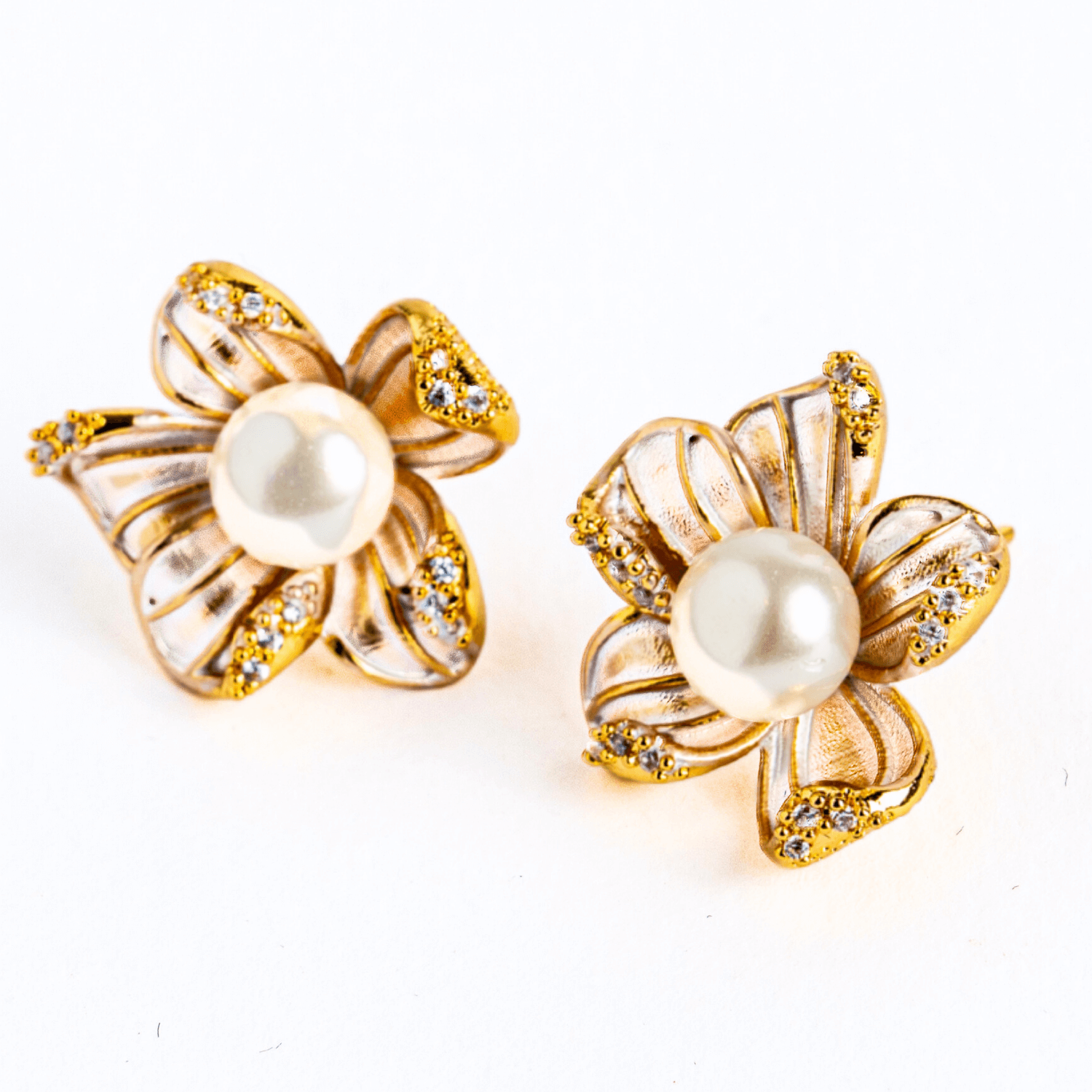 Floare de lumina – Cercei cu perla naturala si design floral