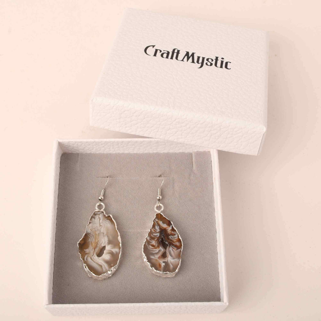 Cercei cu piatra semipretioasa naturala onyx deschis forma geoda cu metal placat argintiu