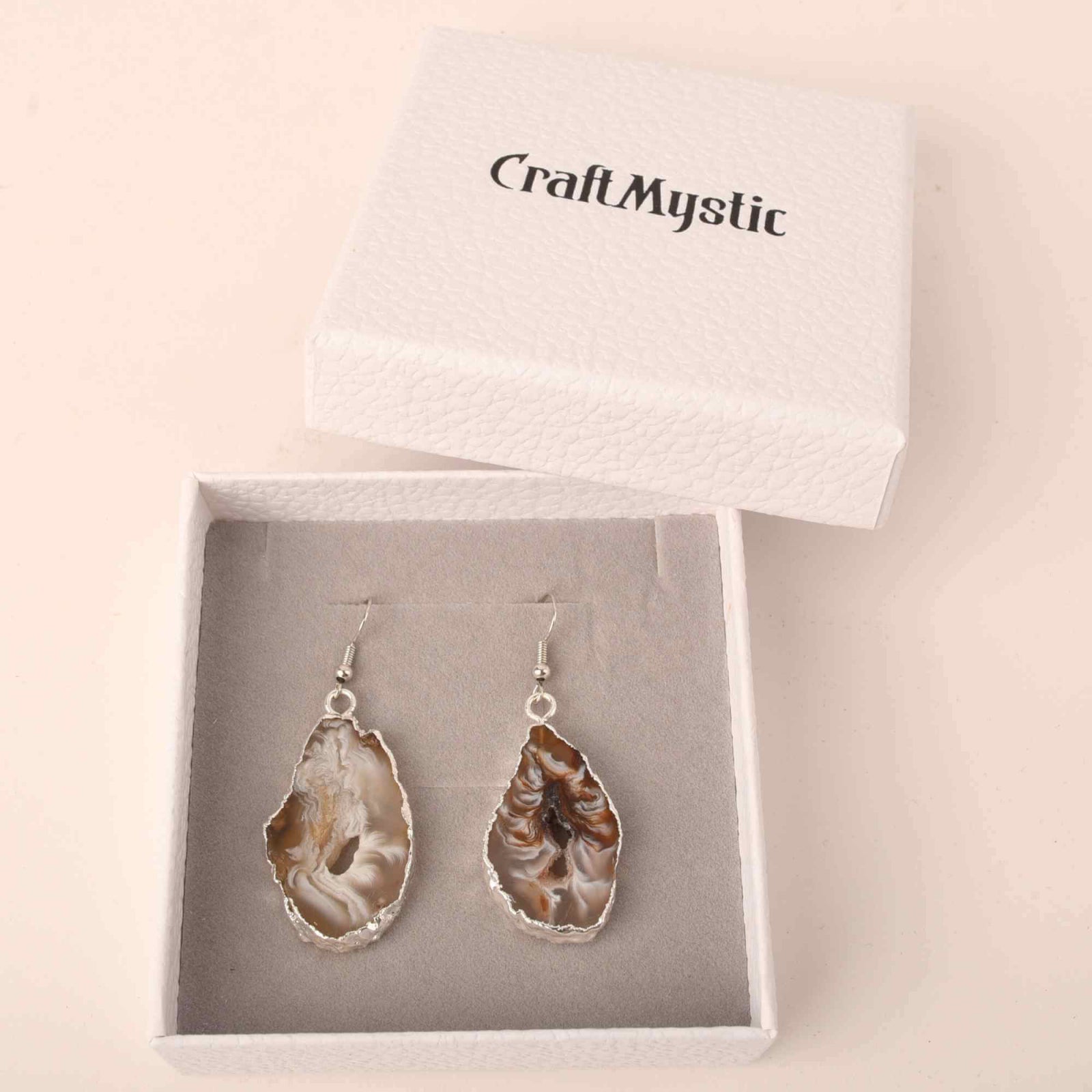 Cercei cu piatra semipretioasa naturala onyx deschis forma geoda cu metal placat argintiu