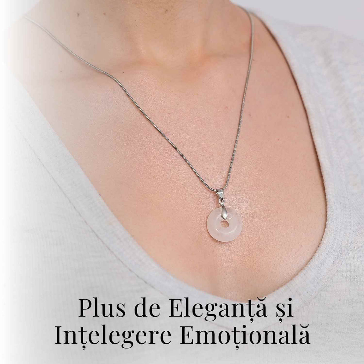 Colier Argintiu Cuart Transparent Forma Pi - Claritate si Energie Pura, Lungime Totala 50 cm, Diametru Pandantiv 20 mm