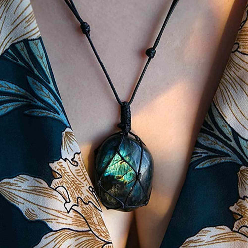Colier cu cristal Labradorit in forma ovala, infasurat intr-o plasa de franghie neagra – o piatra semipretioasa pentru meditatie, intuitie, imaginatie