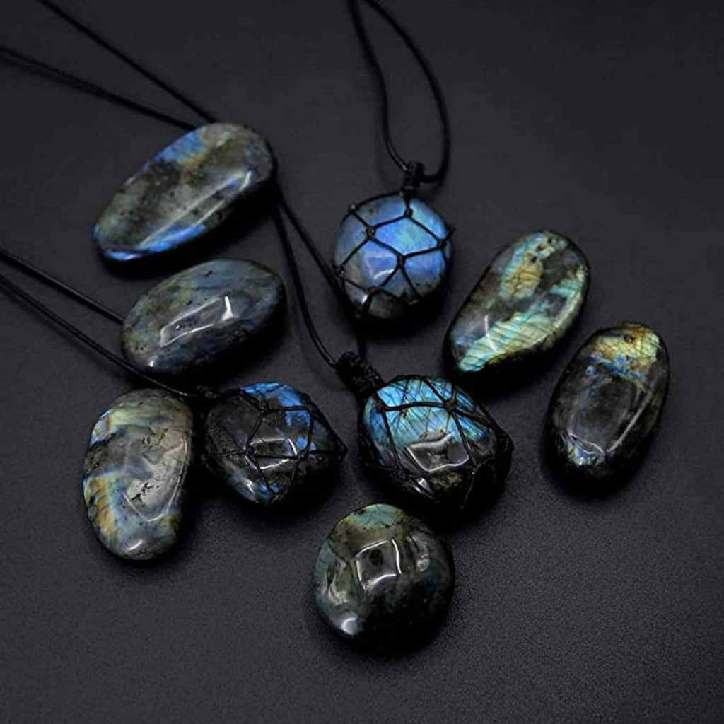 Colier cu cristal Labradorit in forma ovala, infasurat intr-o plasa de franghie neagra – o piatra semipretioasa pentru meditatie, intuitie, imaginatie