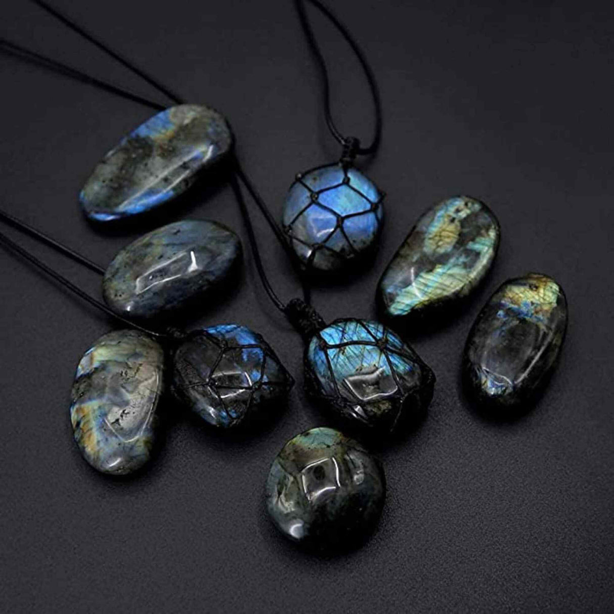 Colier cu cristal Labradorit in forma ovala, infasurat intr-o plasa de franghie neagra – o piatra semipretioasa pentru meditatie, intuitie, imaginatie