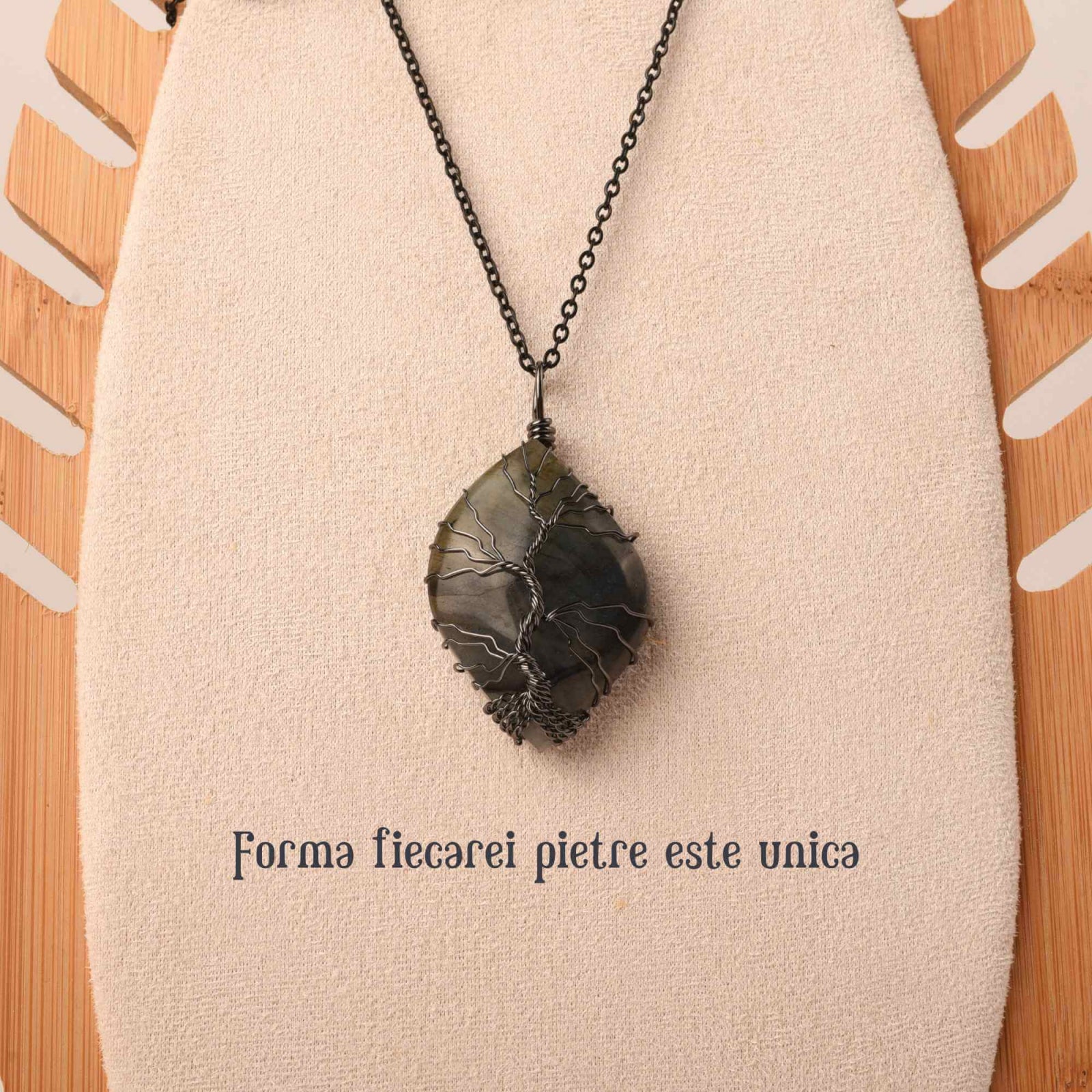 Colier cu pandantiv din labradorit natural pentru barbati si femei - Cristal neregulat lucrat manual, invelit cu sarma model arborele vietii - O piatra semipretioasa pentru meditatie, intuitie, imagin