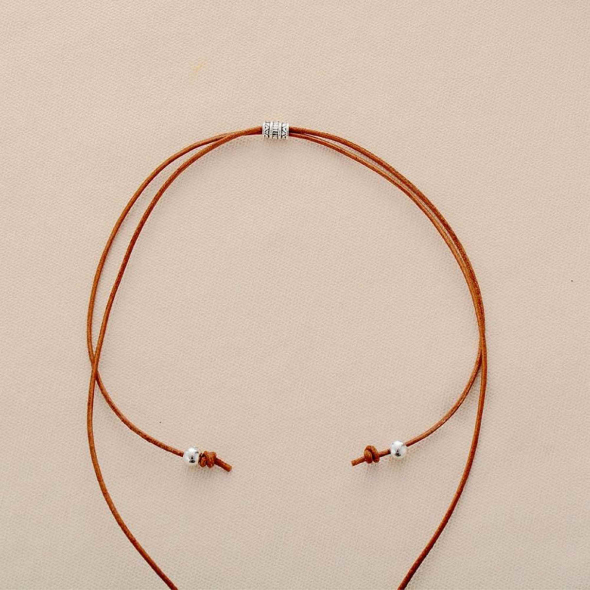 Colier Boho cu Snur de Piele Lucrat Manual si Pandantiv cu Labradorit Natural