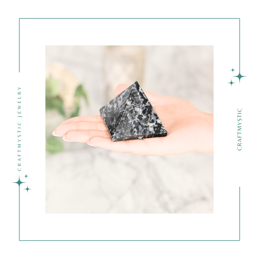 Piramida Sculptata Manual 60mm din Piatra Merlinit Mistic sau Indigo Gabbro Natural