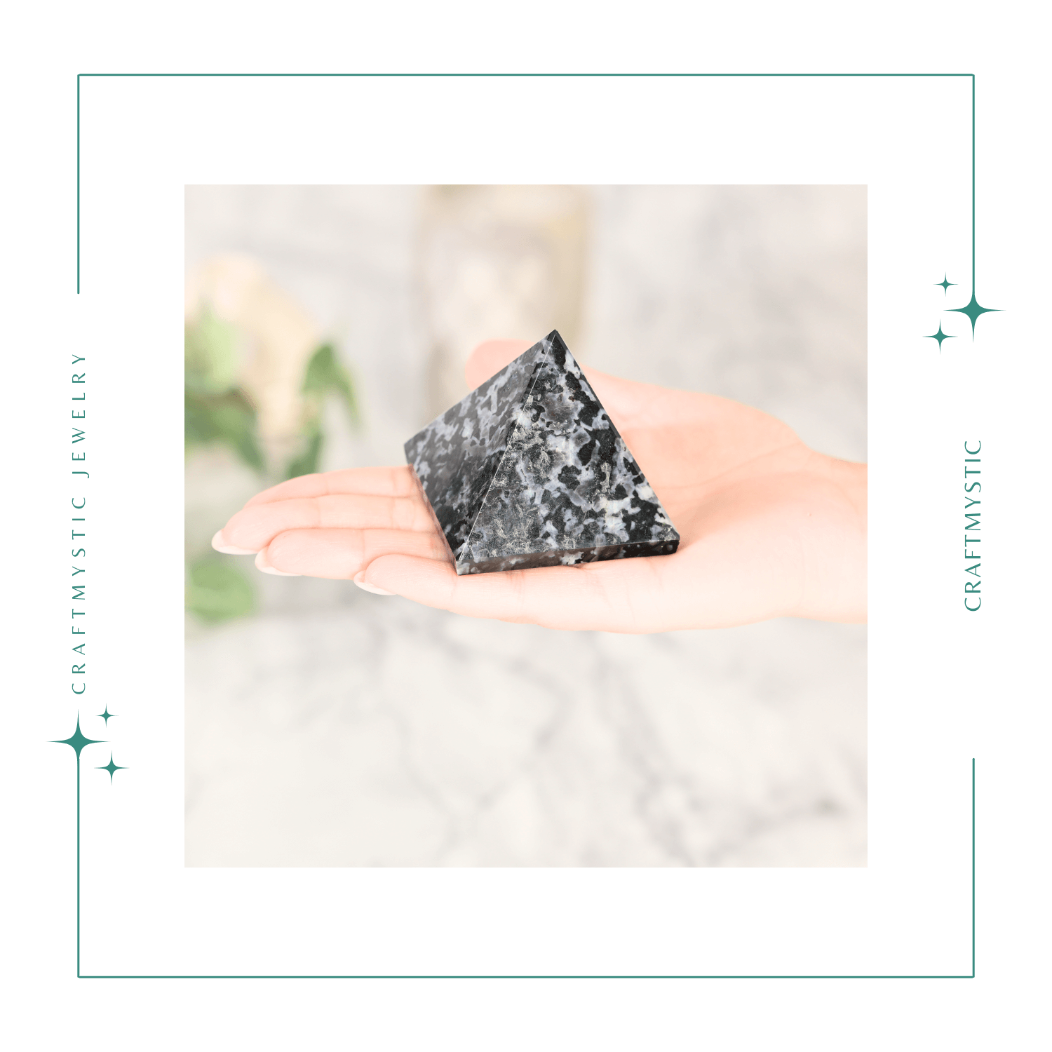Piramida Sculptata Manual 60mm din Piatra Merlinit Mistic sau Indigo Gabbro Natural