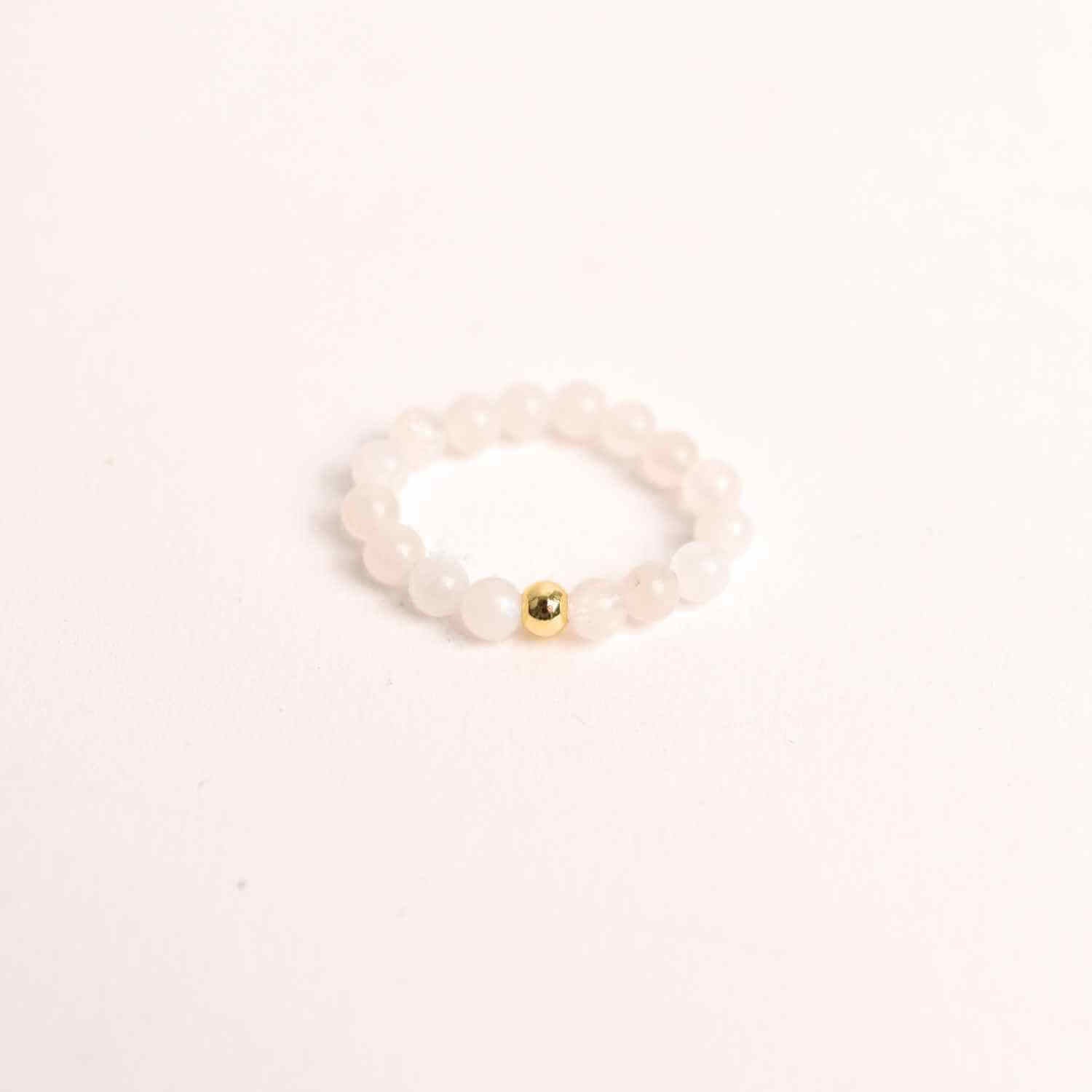 Inel elastic cu biluta aurie si margele 4 mm din pietre naturale