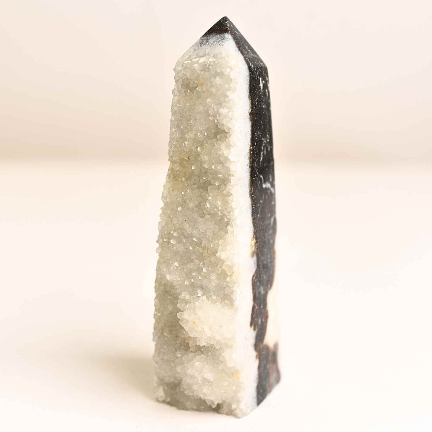 Turn din Jasp Zebra cu Druzy – Echilibru intre lumina si umbra
