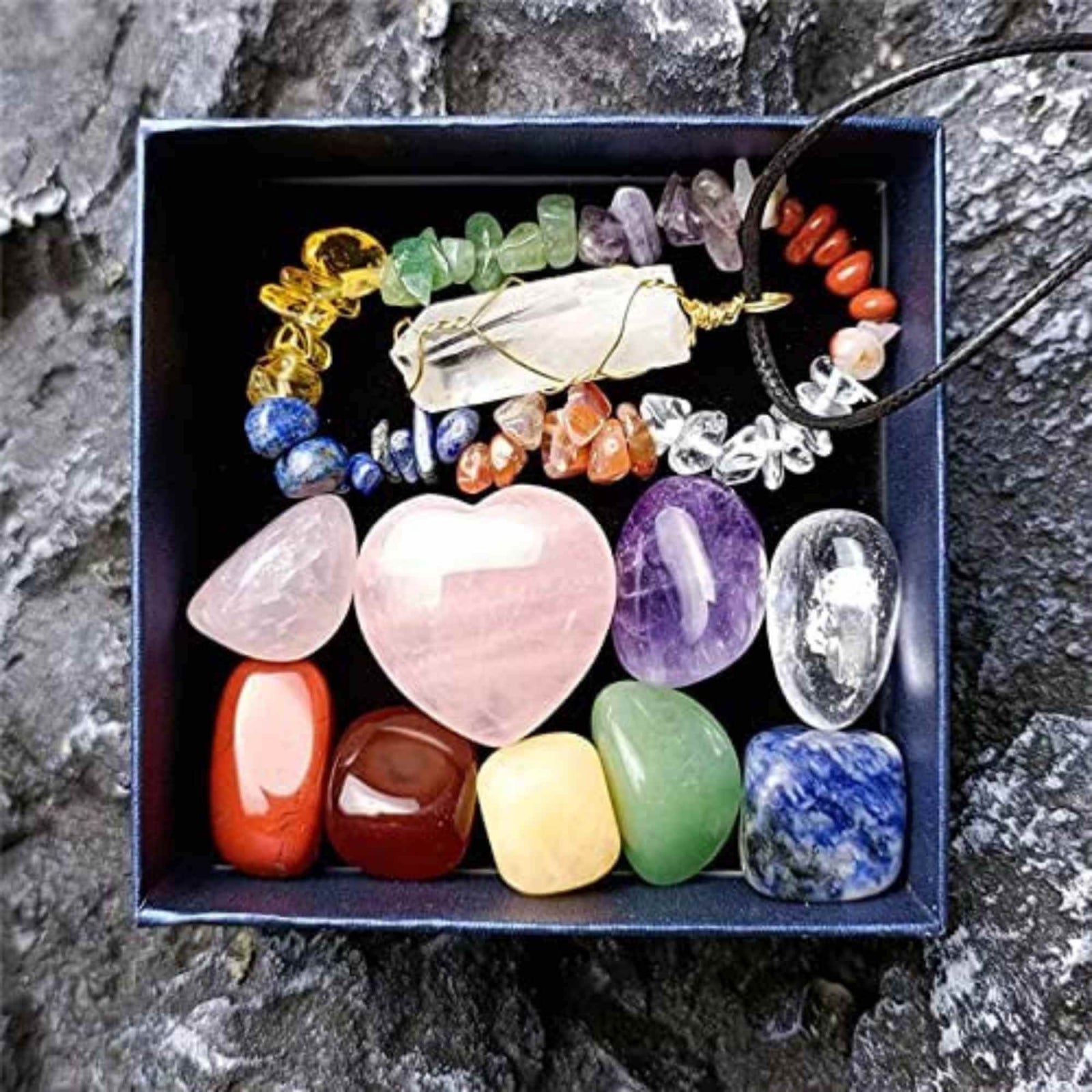 Mini Set cu 8 mini pietre semipretioase polisate, 1 bratara chakra, 1 colier cu cristal de stanca si o inima din cuart roz