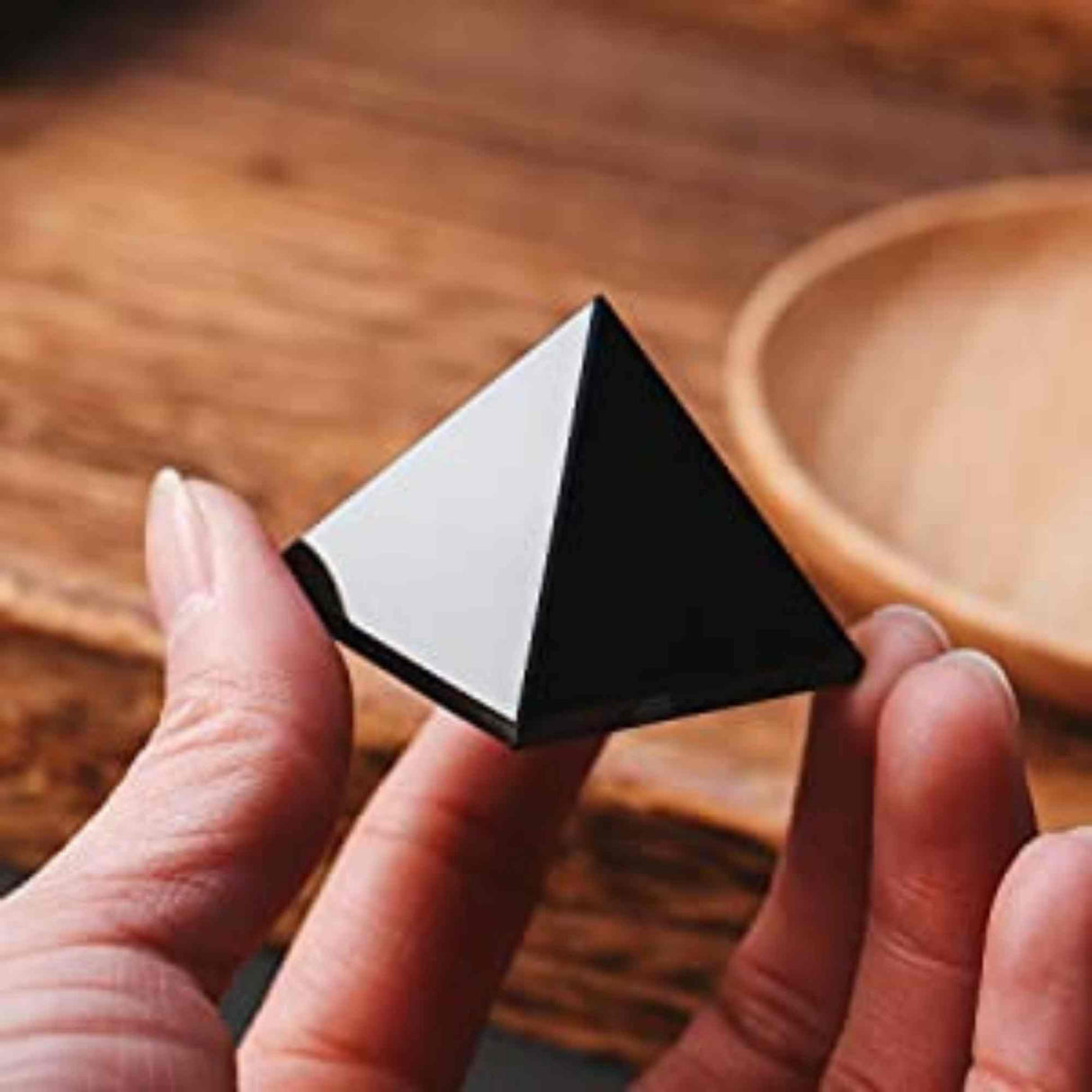 Piramida cristal negru obsidian din piatra semipretioasa naturala 4 cm – pentru protectie, integritate si energie pozitiva
