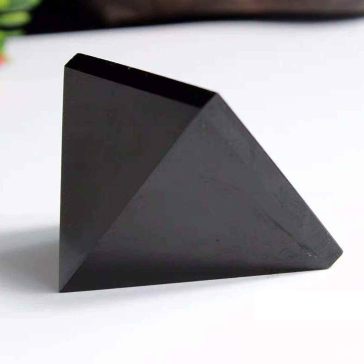 Generator de energie unic din cristal natural de Obsidian Negru in forma de piramida 8 cm