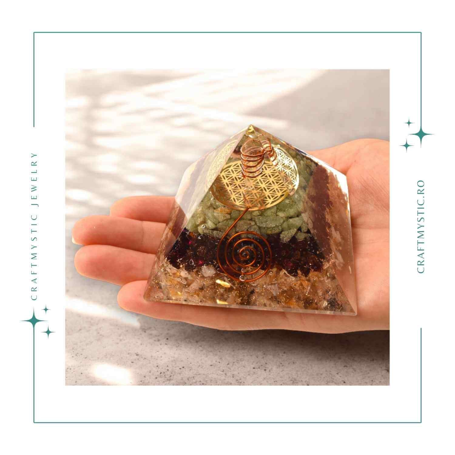 Piramida de 6 cm cu Pietre de Cuart Transparent, Citrin, Granat si Aventurin Verde - Prosperitate si Echilibru.